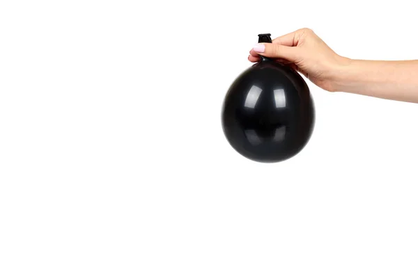 Hand met zwarte inflatateble ballon, feest evenement decoratie, glanzende bal. — Stockfoto