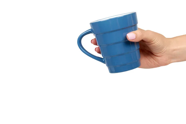 Hand mit blauer Keramiktasse, Kaffee- und Teetasse, Küchenkeramik. — Stockfoto