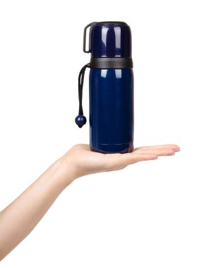 Kupalı koyu mavi termos. Beyazda izole edilmiş.