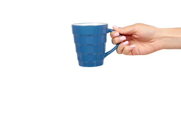 Hånd med blå keramikkkopp, kopp til kaffe og te, kjøkkenkeramikk . – stockfoto