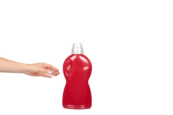 Mão com garrafa de detergente vermelho, sabão de lavagem líquido para têxteis . — Fotografia de Stock