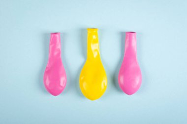 Mavi arka planda renkli hava balonları kompozisyonu, parti ve kutlama dekorasyonu.