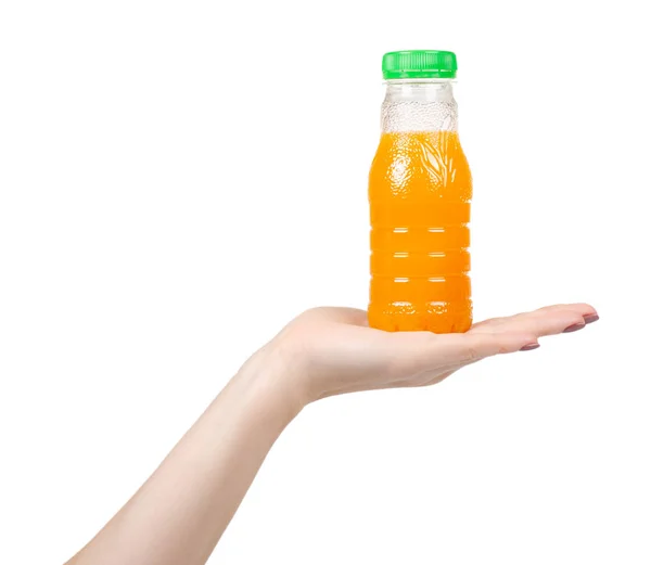 오렌지 주스를 아이들을 위한 작은 플라스틱 병에 담았습니다. 건강 한 음료. — 스톡 사진