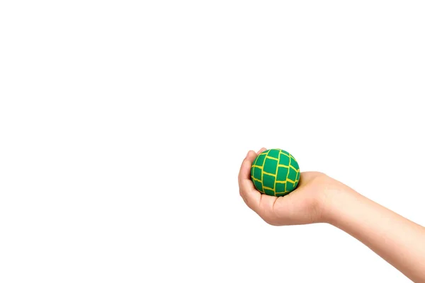 Mano de los niños con bola de goma de color, juguete educativo para niños . — Foto de Stock