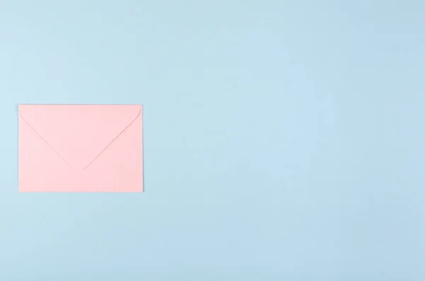 Pink paper envelope composition on blue background. — Stock Photo, Image