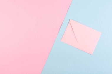 Pembe arkaplanda mavi kağıt kompozisyonu.
