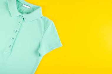 Tekstil, renk arkaplan üzerine gömlek kompozisyonu. Düz yatıyordu.