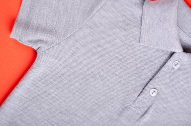 Tekstil, renk arkaplan üzerine gömlek kompozisyonu. Düz yatıyordu.