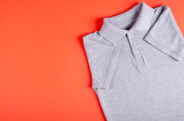 Tekstil, renk arkaplan üzerine gömlek kompozisyonu. Düz yatıyordu.