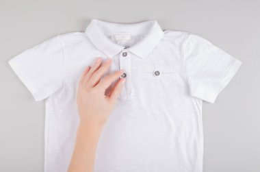 Tekstil, renk arkaplan üzerine gömlek kompozisyonu. Düz yatıyordu.