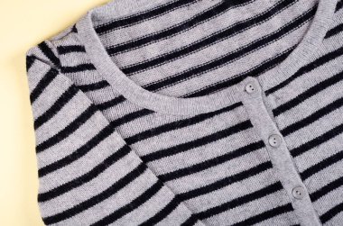 Tekstil, renk arkaplan üzerine gömlek kompozisyonu. Düz yatıyordu.