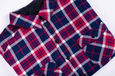 Tekstil, renk arkaplan üzerine gömlek kompozisyonu. Düz yatıyordu.