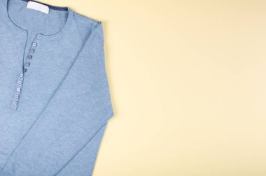 Tekstil, renk arkaplan üzerine gömlek kompozisyonu. Düz yatıyordu.