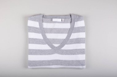 Tekstil, renk arkaplan üzerine gömlek kompozisyonu. Düz yatıyordu.