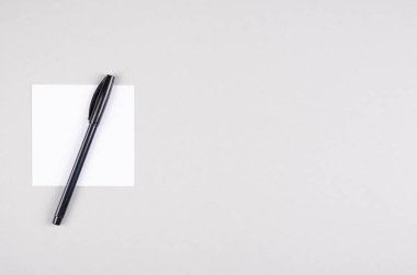 Gri arka planda siyah kalem ve not kompozisyonu. Düz yatıyordu.