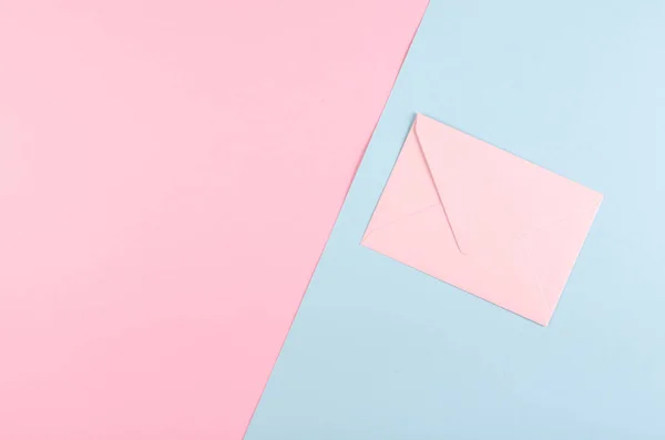 粉红背景的蓝纸信封构图. — 图库照片