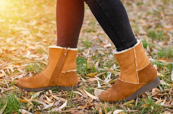 茶色のブーツの女の子の足は草の上に立つ。旅行とハイキング. — ストック写真