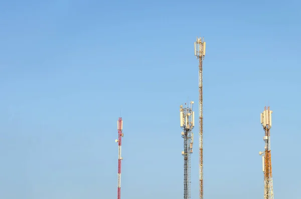 Телекоммуникационные вышки против голубого неба. GSM соединение . — стоковое фото