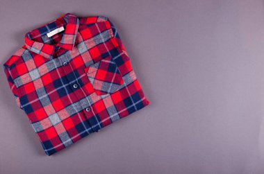 Tekstil, renk arkaplan üzerine gömlek kompozisyonu. Düz yatıyordu.