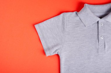 Tekstil, renk arkaplan üzerine gömlek kompozisyonu. Düz yatıyordu.