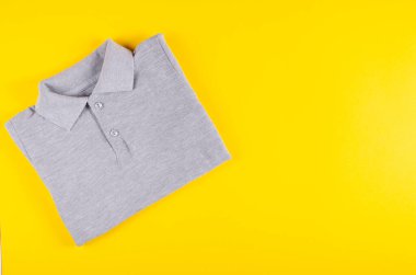 Tekstil, renk arkaplan üzerine gömlek kompozisyonu. Düz yatıyordu.