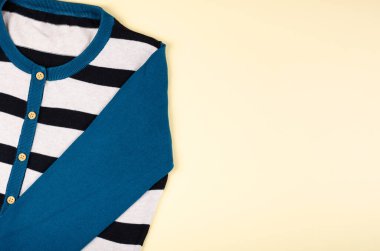 Tekstil, renk arkaplan üzerine gömlek kompozisyonu. Düz yatıyordu.