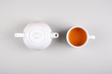 Gri arka planda çay fincanı kompozisyonu. Düz yatıyordu.
