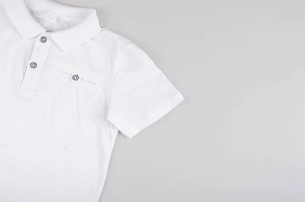 Textil, composición de la camisa sobre fondo de color. Puesta plana. —  Fotos de Stock