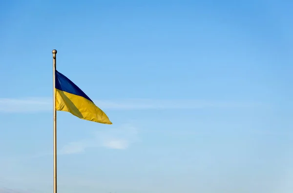 하늘을 배경으로 우크라 이나의 푸른 노란 깃발. — 스톡 사진