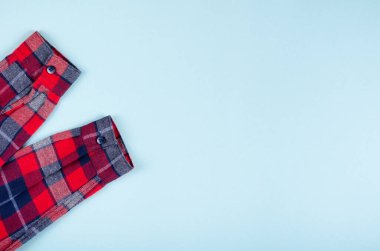 Tekstil, renk arkaplan üzerine gömlek kompozisyonu. Düz yatıyordu.