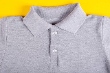 Tekstil, renk arkaplan üzerine gömlek kompozisyonu. Düz yatıyordu.