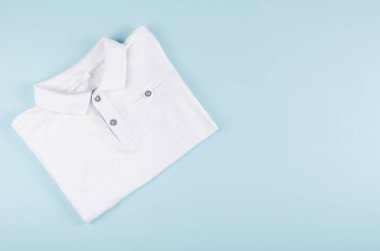 Tekstil, renk arkaplan üzerine gömlek kompozisyonu. Düz yatıyordu.