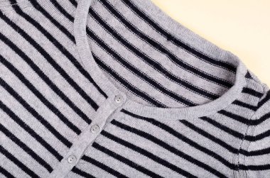 Tekstil, renk arkaplan üzerine gömlek kompozisyonu. Düz yatıyordu.