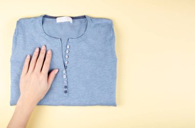 Tekstil, renk arkaplan üzerine gömlek kompozisyonu. Düz yatıyordu.