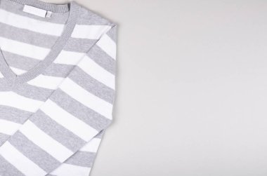 Tekstil, renk arkaplan üzerine gömlek kompozisyonu. Düz yatıyordu.