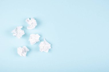 Mavi arka planda buruşmuş kağıt kompozisyonu. Düz yatıyordu.