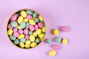 Mor arkaplan, parti ve kutlama dekorasyonunda renkli şekerler.