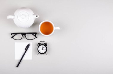 Gri arka planda çay fincanı kompozisyonu. Düz yatıyordu.