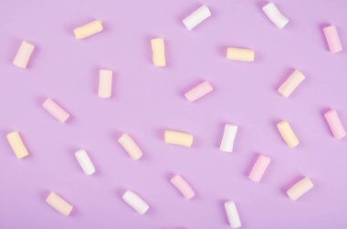 Mor arka planda renkli marşmelov kompozisyonu. Düz yatıyordu.