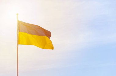 Gökyüzüne karşı Ukrayna 'nın mavi sarı bayrağı.