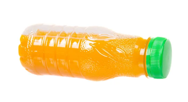 Jugo de naranja en una botella de plástico para niños. Bebida saludable . —  Fotos de Stock