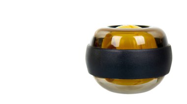 Sarı plastik jimnastik topu. Bilek için egzersiz aletleri. Spor aracı.