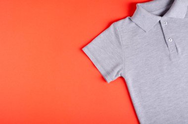 Tekstil, renk arkaplan üzerine gömlek kompozisyonu. Düz yatıyordu.