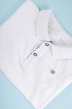 Tekstil, renk arkaplan üzerine gömlek kompozisyonu. Düz yatıyordu.