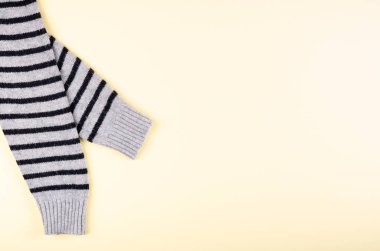 Tekstil, renk arkaplan üzerine gömlek kompozisyonu. Düz yatıyordu.