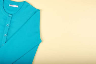 Tekstil, renk arkaplan üzerine gömlek kompozisyonu. Düz yatıyordu.