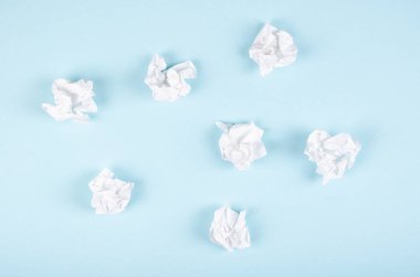 Mavi arka planda buruşmuş kağıt kompozisyonu. Düz yatıyordu.