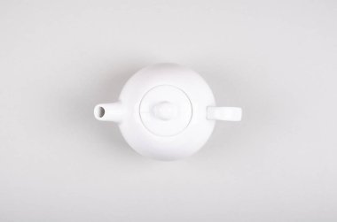 Gri arka planda çay demliği kompozisyonu. Düz yatıyordu.