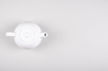 Gri arka planda çay demliği kompozisyonu. Düz yatıyordu.