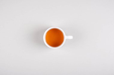 Gri arka planda çay fincanı kompozisyonu. Düz yatıyordu.